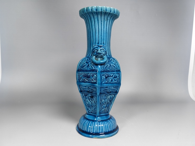 古玩陶瓷晚清民國孔雀藍釉浮雕花卉紋獸耳六方賞瓶真品鑒賞圖