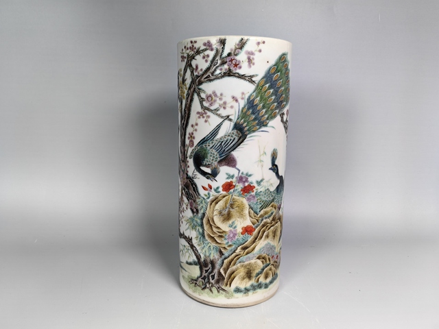 古玩陶瓷晚清粉彩洞石梅花孔雀開屏帽筒真品鑒賞圖