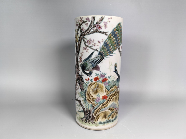 古玩陶瓷晚清粉彩洞石梅花孔雀開屏帽筒真品鑒賞圖