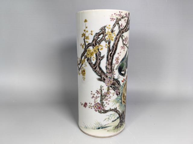 古玩陶瓷晚清粉彩洞石梅花孔雀開屏帽筒真品鑒賞圖