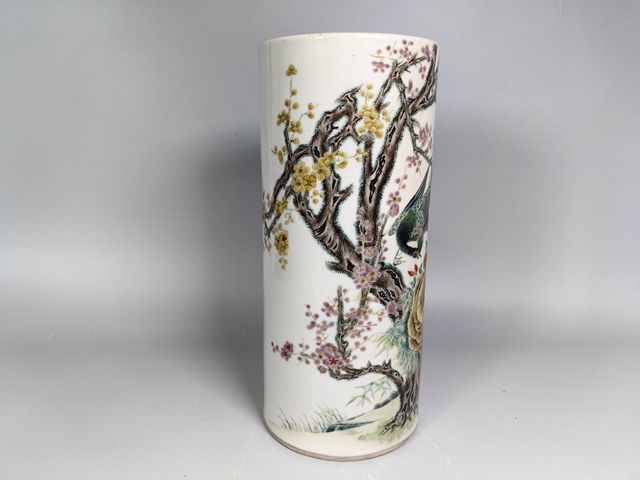 古玩陶瓷晚清粉彩洞石梅花孔雀開屏帽筒真品鑒賞圖