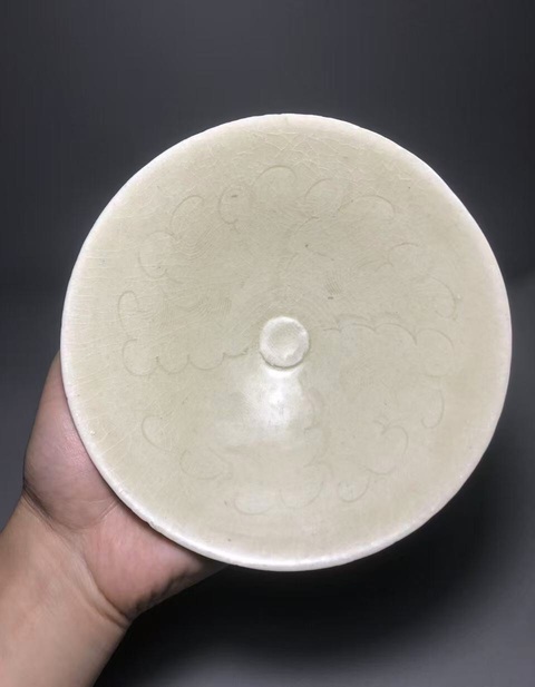 古玩陶瓷（館藏精品宋代）米黃釉刻花蓖紋云氣紋碗拍賣，當前價格6888元