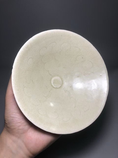 古玩陶瓷（館藏精品宋代）米黃釉刻花蓖紋云氣紋碗拍賣，當前價格6888元