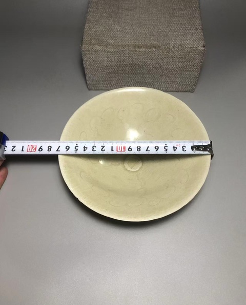 古玩陶瓷（館藏精品宋代）米黃釉刻花蓖紋云氣紋碗拍賣，當前價格6888元