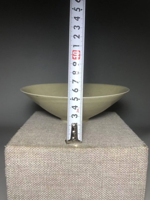 古玩陶瓷（館藏精品宋代）米黃釉刻花蓖紋云氣紋碗拍賣，當前價格6888元