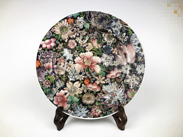 古玩陶瓷墨地粉彩百花不落地盤真品鑒賞圖