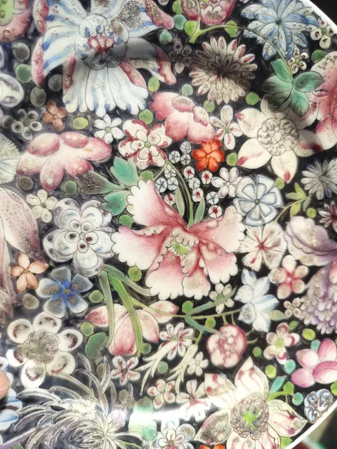 古玩陶瓷墨地粉彩百花不落地盤真品鑒賞圖