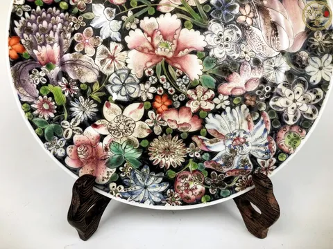 古玩陶瓷墨地粉彩百花不落地盤真品鑒賞圖