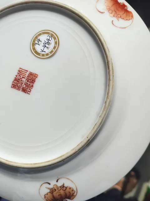 古玩陶瓷墨地粉彩百花不落地盤真品鑒賞圖