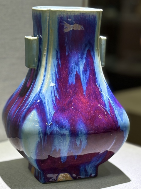 古玩陶瓷鈞紅窯變釉杏圓貫耳瓶真品鑒賞圖