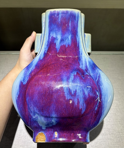 古玩陶瓷鈞紅窯變釉杏圓貫耳瓶真品鑒賞圖