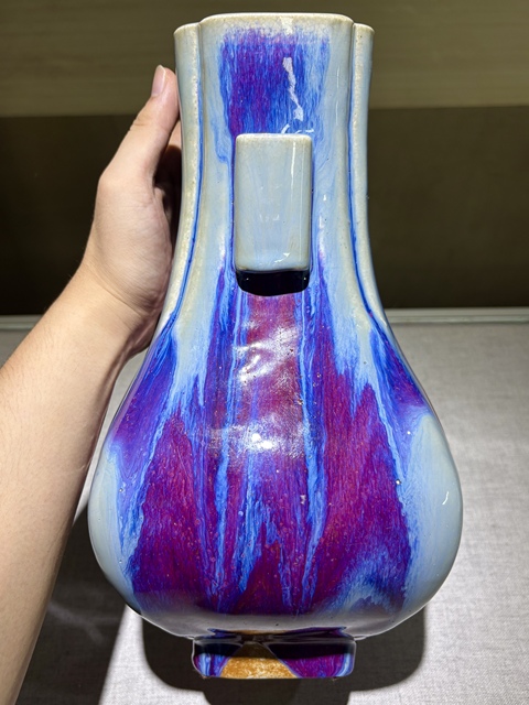 古玩陶瓷鈞紅窯變釉杏圓貫耳瓶真品鑒賞圖