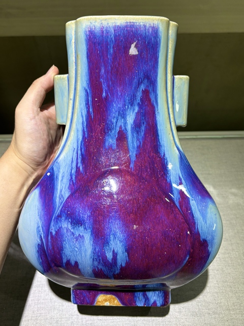 古玩陶瓷鈞紅窯變釉杏圓貫耳瓶真品鑒賞圖