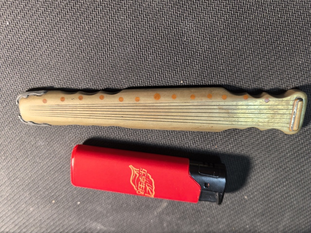 古玩銅器琴式鎮(zhèn)紙真品鑒賞圖
