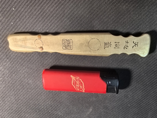 古玩銅器琴式鎮(zhèn)紙真品鑒賞圖