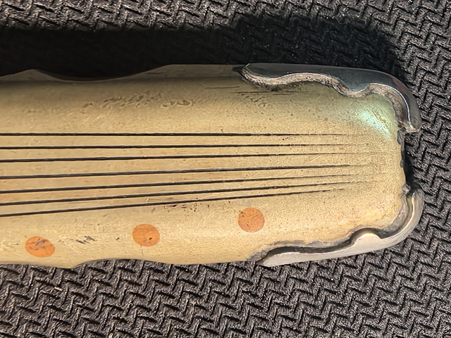 古玩銅器琴式鎮(zhèn)紙真品鑒賞圖