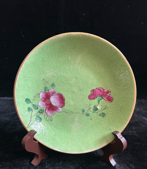 古玩陶瓷蘋果綠軋道粉彩花卉紋盤真品鑒賞圖