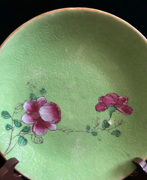古玩陶瓷蘋果綠軋道粉彩花卉紋盤真品鑒賞圖