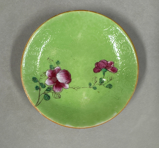 古玩陶瓷蘋果綠軋道粉彩花卉紋盤真品鑒賞圖