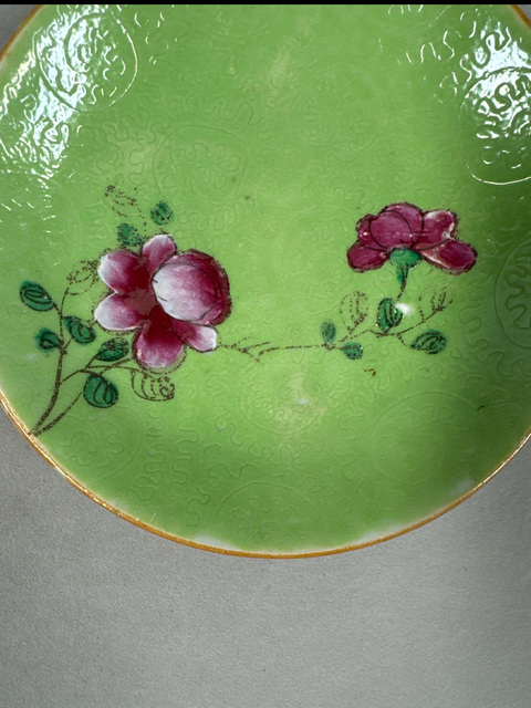 古玩陶瓷蘋果綠軋道粉彩花卉紋盤真品鑒賞圖