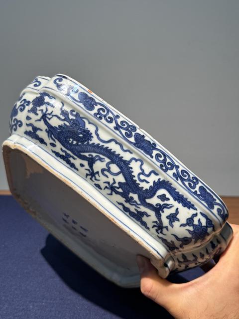 古玩陶瓷青花云龍紋四方倭角捧盒真品鑒賞圖