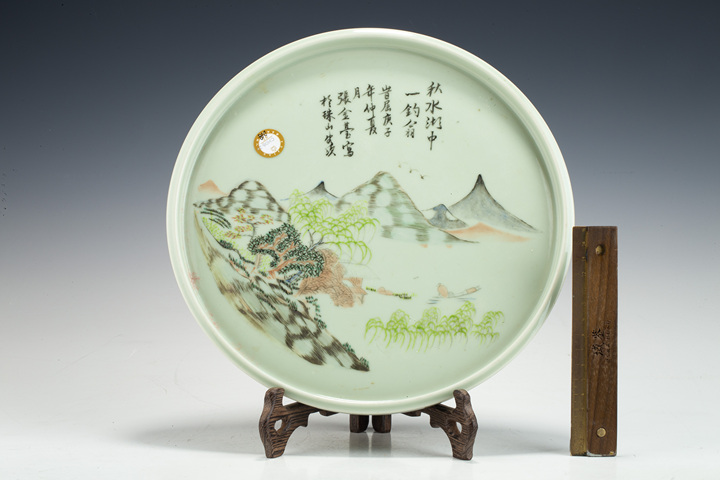 古玩陶瓷清晚·豆青地粉彩山水詩文圓盤拍賣，當前價格456元