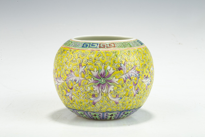 古玩陶瓷民國·黃地粉彩纏枝蓮紋洗
真品鑒賞圖