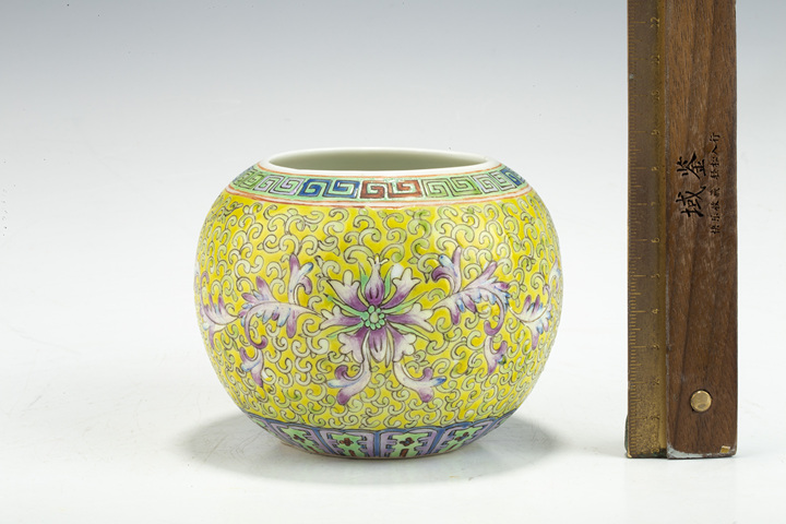 古玩陶瓷民國·黃地粉彩纏枝蓮紋洗
真品鑒賞圖