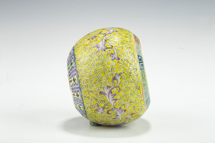 古玩陶瓷民國·黃地粉彩纏枝蓮紋洗
真品鑒賞圖