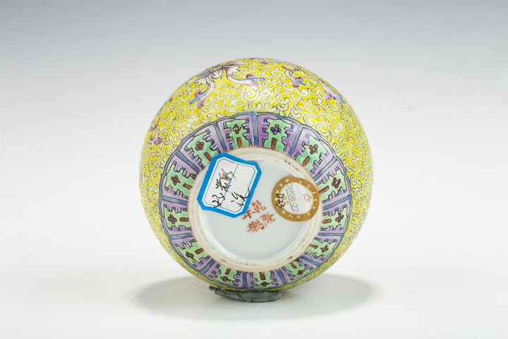 古玩陶瓷民國·黃地粉彩纏枝蓮紋洗
真品鑒賞圖