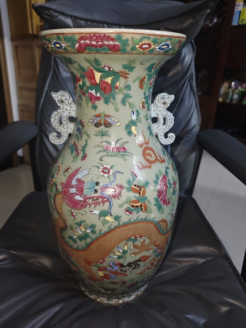 古玩陶瓷豆青釉廣彩龍紋盤口瓶真品鑒賞圖