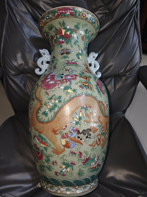 古玩陶瓷豆青釉廣彩龍紋盤口瓶真品鑒賞圖