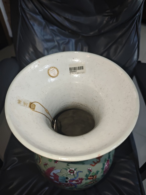 古玩陶瓷豆青釉廣彩龍紋盤口瓶真品鑒賞圖