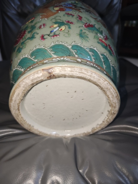 古玩陶瓷豆青釉廣彩龍紋盤口瓶真品鑒賞圖