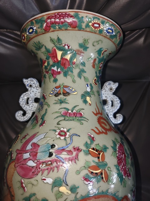 古玩陶瓷豆青釉廣彩龍紋盤口瓶真品鑒賞圖