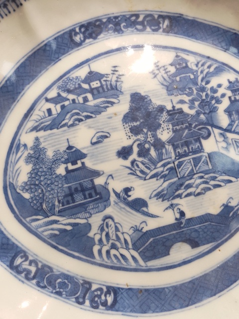 古玩陶瓷樓臺亭閣山水紋青花盤真品鑒賞圖