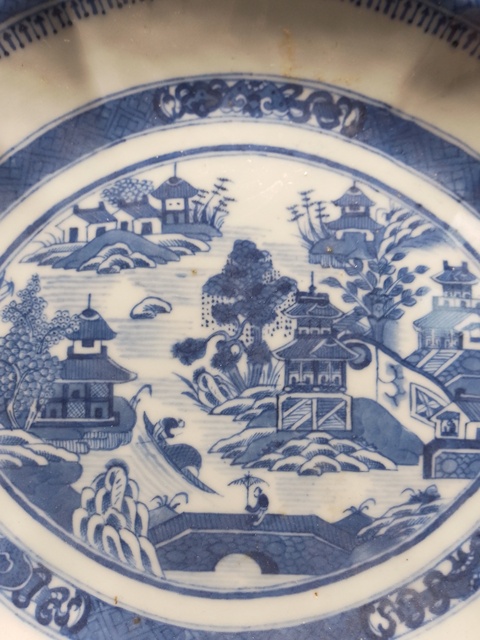 古玩陶瓷樓臺亭閣山水紋青花盤真品鑒賞圖
