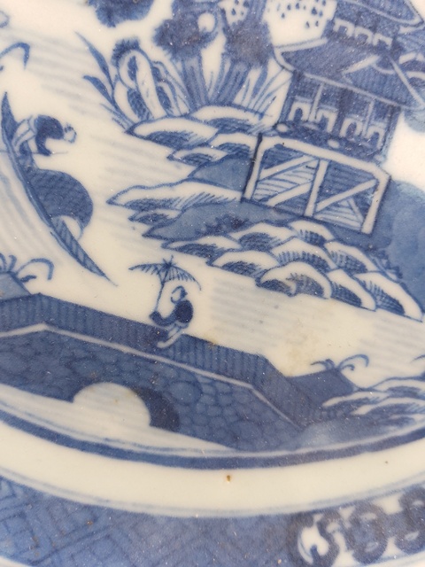 古玩陶瓷樓臺亭閣山水紋青花盤真品鑒賞圖