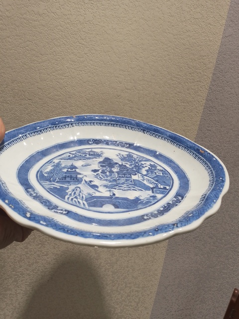 古玩陶瓷樓臺亭閣山水紋青花盤真品鑒賞圖