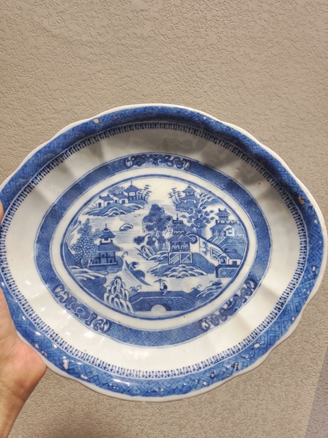 古玩陶瓷樓臺亭閣山水紋青花盤真品鑒賞圖