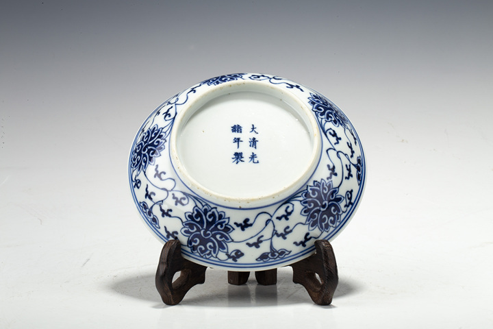 古玩陶瓷清光緒·青花纏枝蓮紋盤（官）真品鑒賞圖