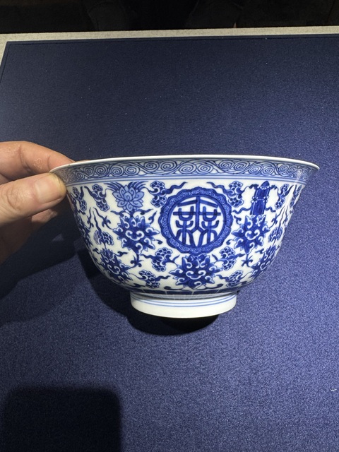 古玩陶瓷青花蓮?fù)邪藢毤y壽字碗真品鑒賞圖
