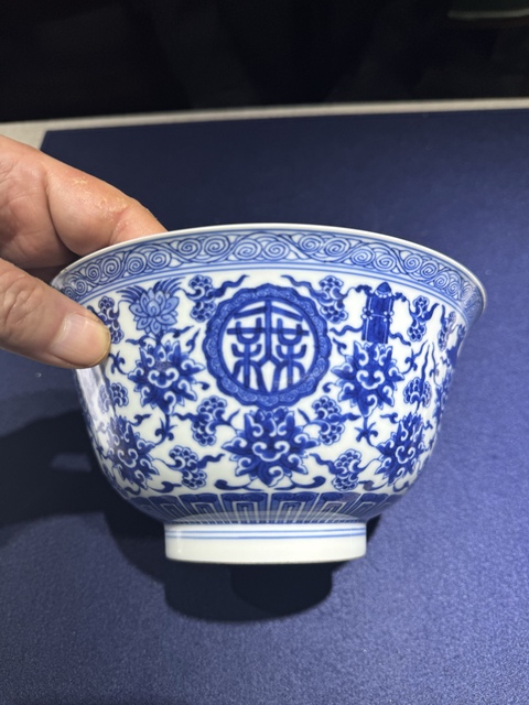古玩陶瓷青花蓮?fù)邪藢毤y壽字碗真品鑒賞圖