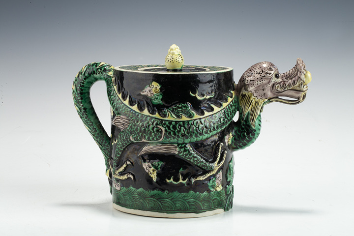 古玩陶瓷清末民初·墨地素三彩貼塑龍紋壺拍賣，當(dāng)前價(jià)格0元