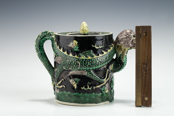 古玩陶瓷清末民初·墨地素三彩貼塑龍紋壺拍賣，當(dāng)前價(jià)格0元