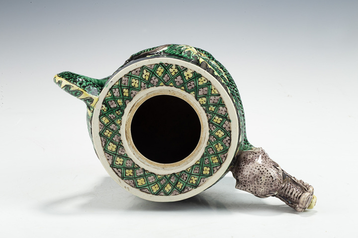 古玩陶瓷清末民初·墨地素三彩貼塑龍紋壺拍賣，當(dāng)前價(jià)格0元