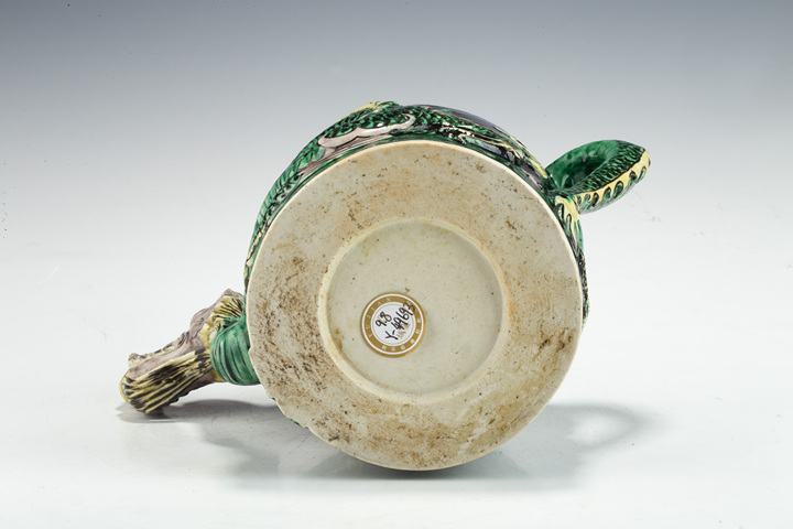 古玩陶瓷清末民初·墨地素三彩貼塑龍紋壺拍賣，當(dāng)前價(jià)格0元