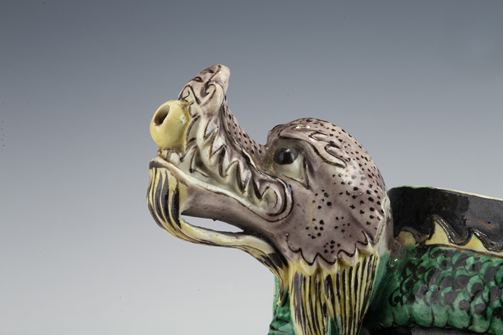 古玩陶瓷清末民初·墨地素三彩貼塑龍紋壺拍賣，當(dāng)前價(jià)格0元