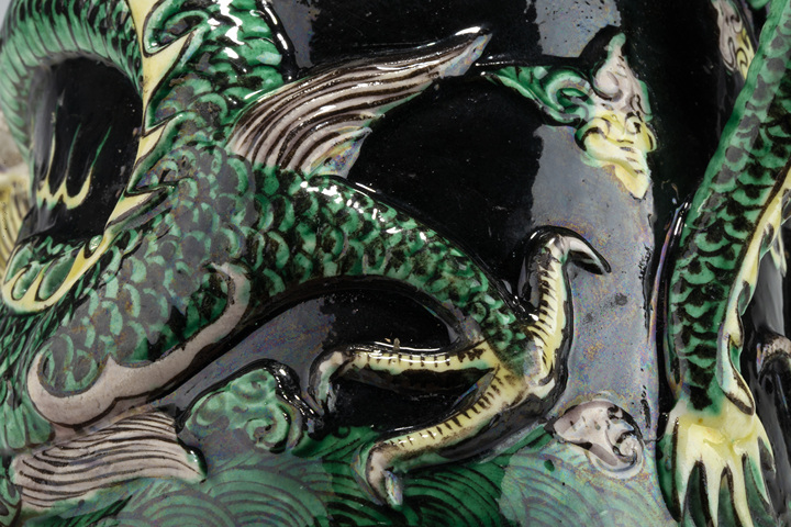 古玩陶瓷清末民初·墨地素三彩貼塑龍紋壺拍賣，當(dāng)前價(jià)格0元