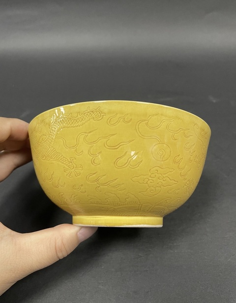 古玩陶瓷清宣統 黃釉暗刻龍紋碗真品鑒賞圖